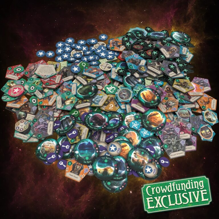 Hunnik värvilisi Arkham Horror: Remastered plastikžetoone tumedal kosmilisel taustal, all paremal silt Crowdfunding Exclusive